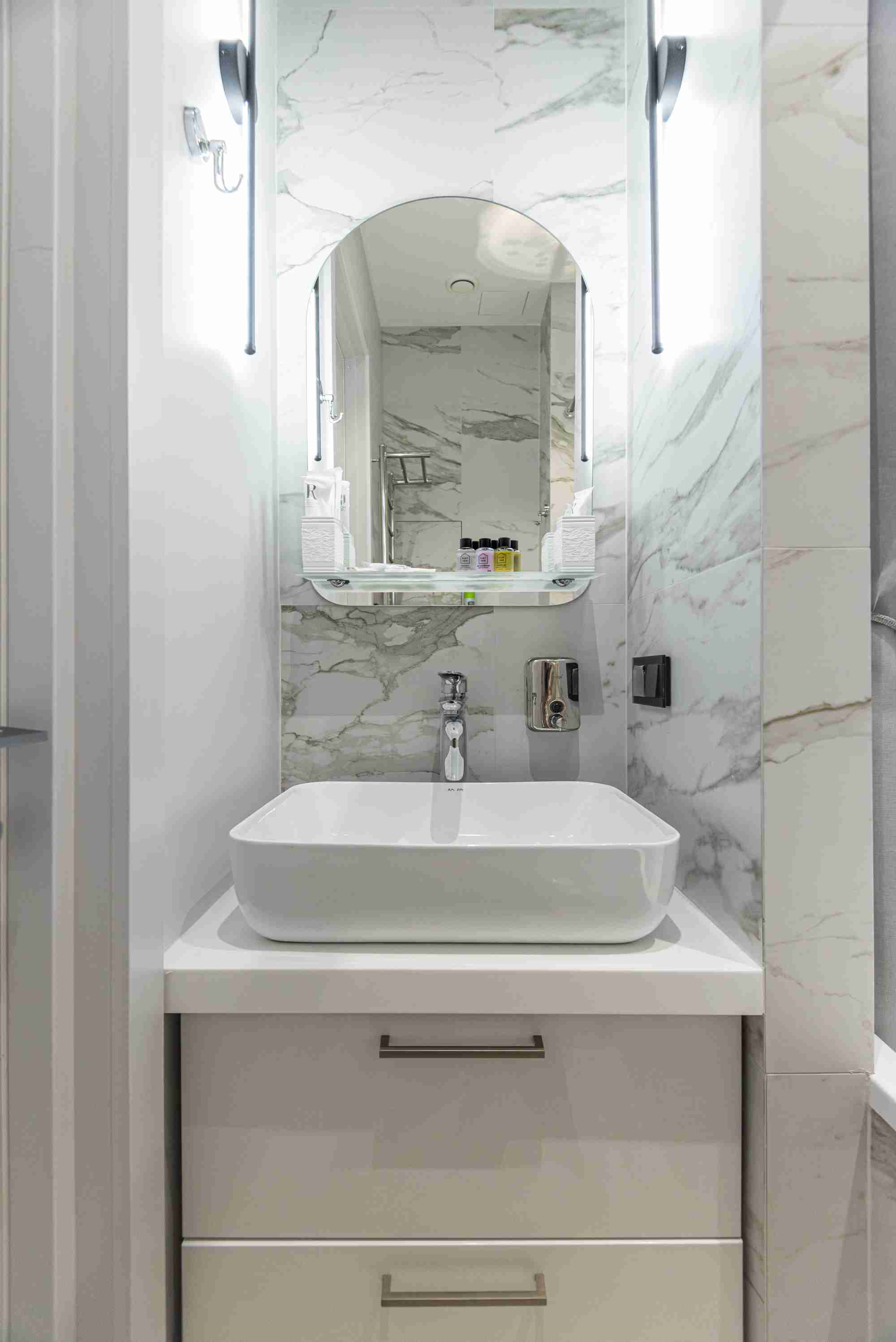 bathroom-photo-kinds "Апартмани 301"