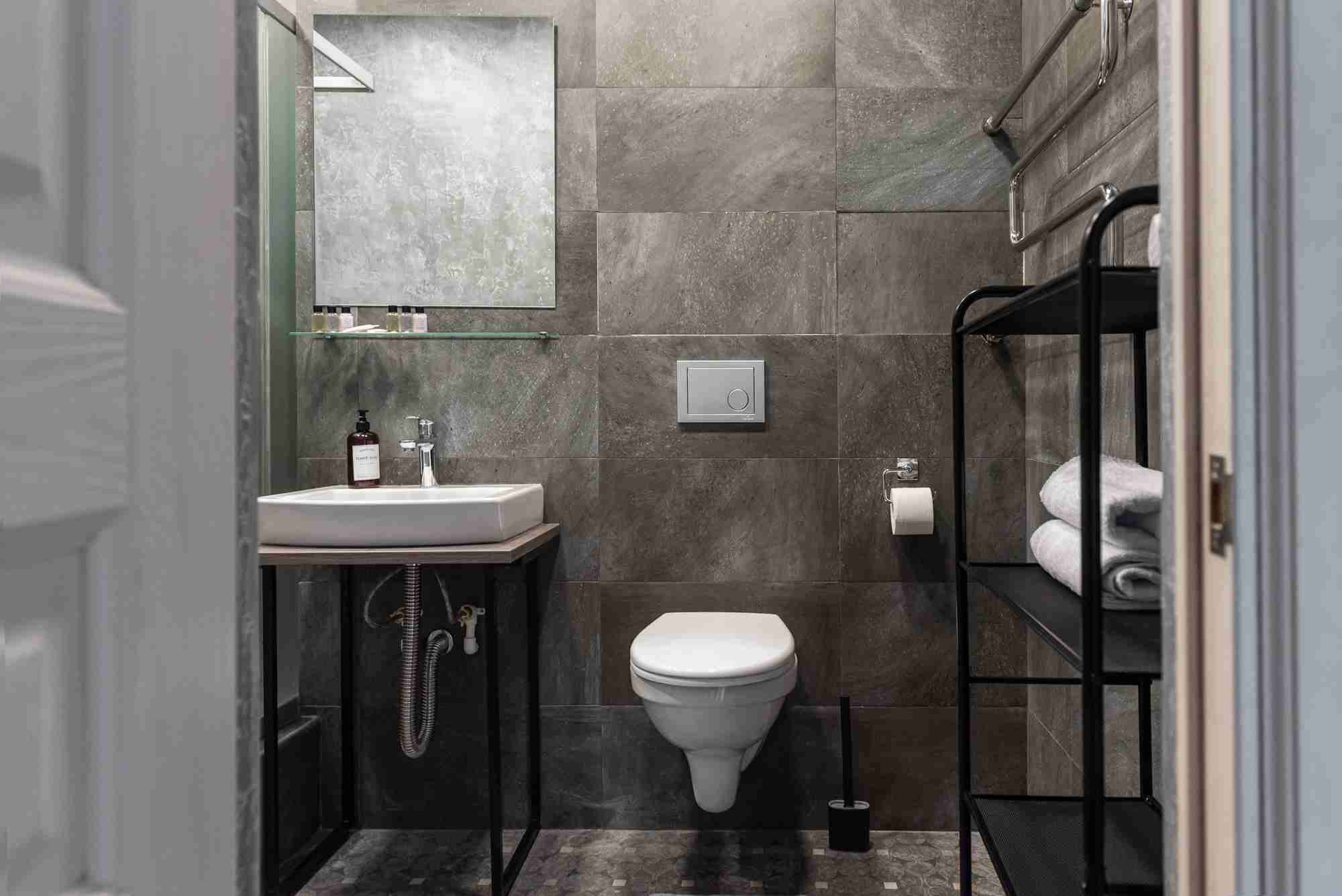 Bathroom "RE FORM apartments - spacious stylish loft near the subway"